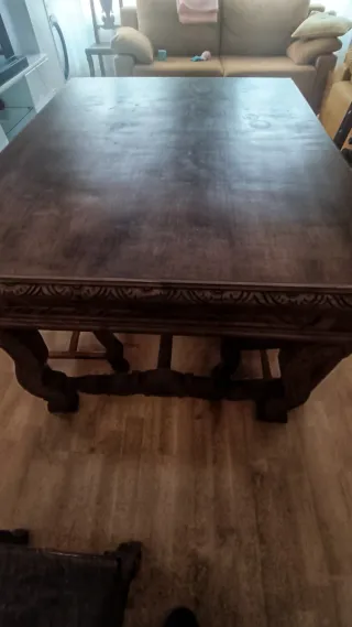 Mesa de comedor y 8 sillas talladas