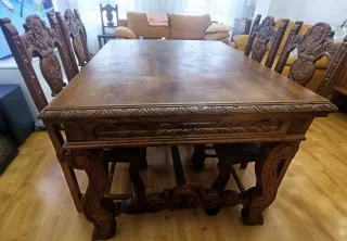 Mesa de comedor y 8 sillas talladas