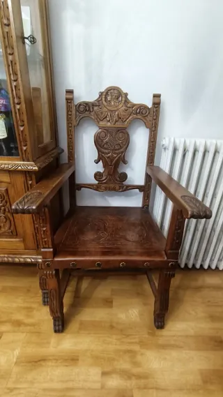 Mesa de comedor y 8 sillas talladas