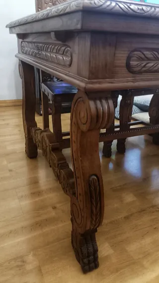 Mesa de comedor y 8 sillas talladas