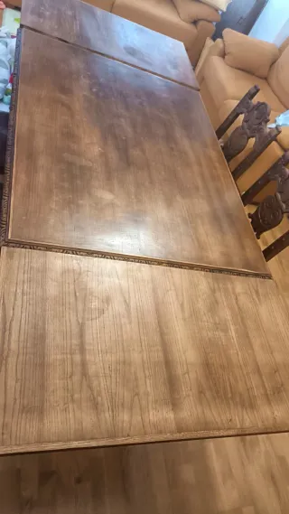 Mesa de comedor y 8 sillas talladas