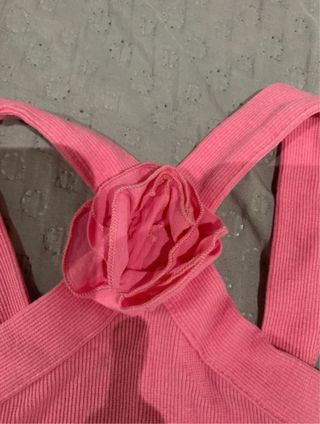 Top rosa con flor