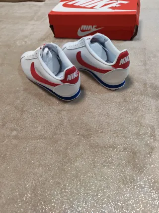 Nike Cortez Blancas y Rojas