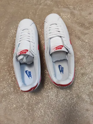 Nike Cortez Blancas y Rojas