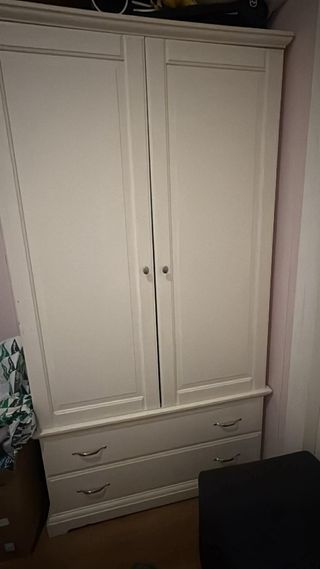 Armario de madera blanco y beige