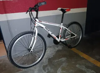 Bicicleta de montaña blanca