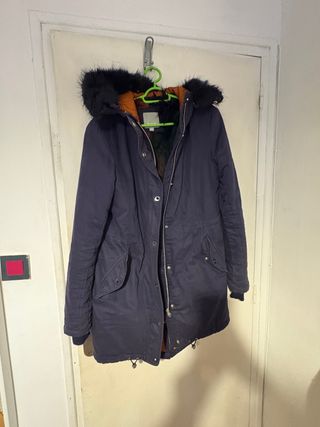 Abrigo azul con capucha y pelo