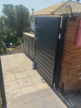 Puerta peatonal a medida