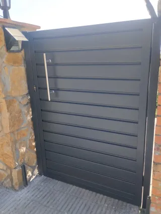 Puerta peatonal a medida