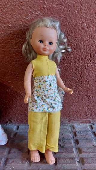 Muñeca Nancy antigua rubia con traje amarillo
