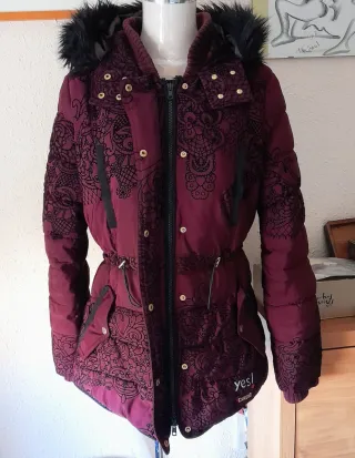 Parka o chaqueta acolchada Desigual borgoña t. 42.