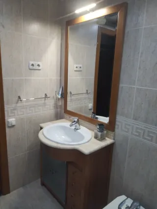 Mueble de baño con espejo y encimera de mármol