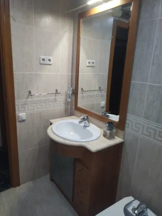 Mueble de baño con espejo y encimera de mármol