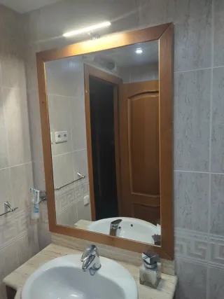 Mueble de baño con espejo y encimera de mármol