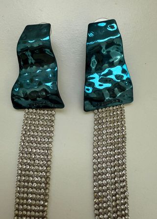 Pendientes largos plateados y verde azulado