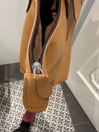 Bolso de hombro de cuero marrón claro