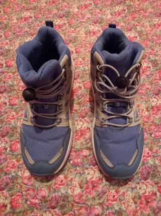 Zapatos deportivos azules y grises