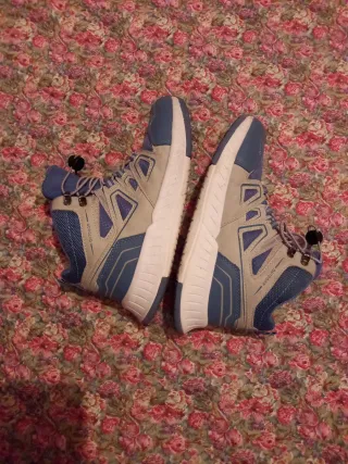 Zapatos deportivos azules y grises