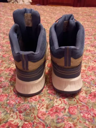 Zapatos deportivos azules y grises