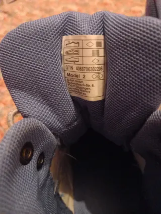 Zapatos deportivos azules y grises