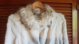 Abrigo de pelo corto beige y multicolor