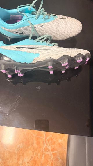 Botas de fútbol Nike Phantom bien cuidadas