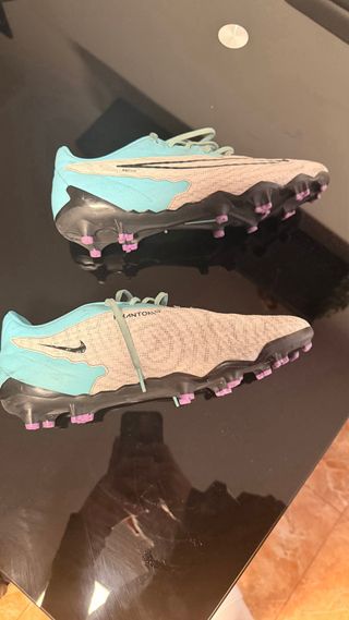 Botas de fútbol Nike Phantom bien cuidadas