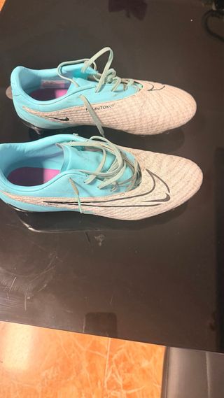 Botas de fútbol Nike Phantom bien cuidadas