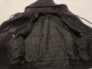 Cazadora de cuero negra con capucha