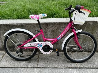 Bicicleta infantil rosa con cesta