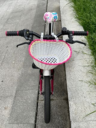 Bicicleta infantil rosa con cesta