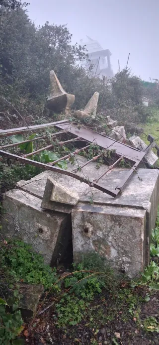 Colunas de portão em pedra e metal