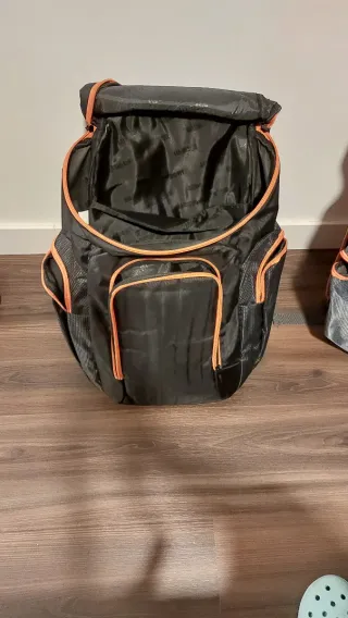 Mochilas Basic Fit Negras y Naranjas