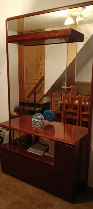 Recibidor de madera y cristal