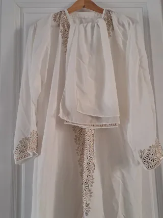 Abaya blanca con detalles dorados y bufanda