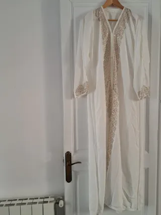 Abaya blanca con detalles dorados y bufanda