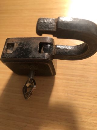Candado antiguo con llave