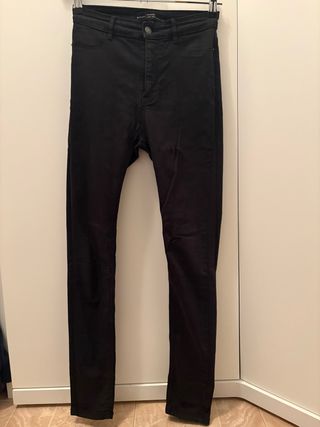 Vaqueros Stradivarius elásticos negros