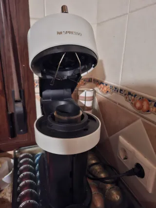 Macchina da caffè Nespresso Vertuo Next con supporto