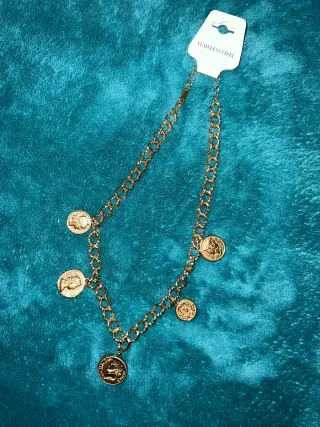 Collar con colgantes de monedas