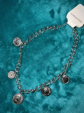 Collar con colgantes de monedas