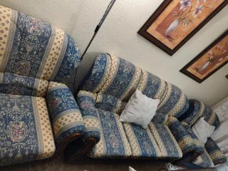 Sofá de tela con detalles en madera