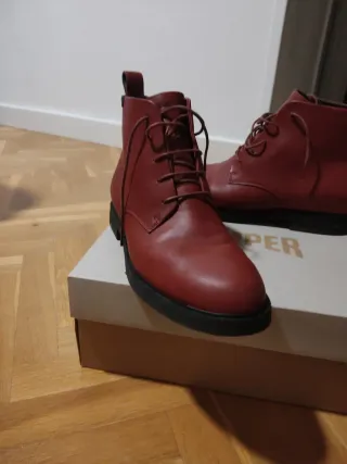 Botines Camper, color burdeos, cordones, de piel