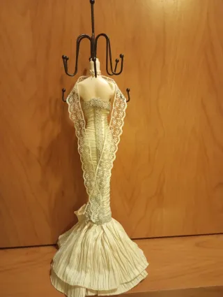 Perchero Joyero Vestido Beige y Dorado