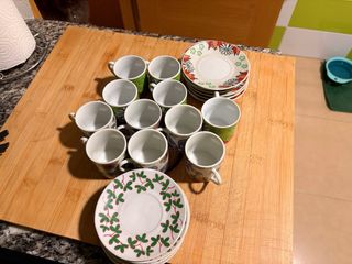 Juego de tazas y platitos con flores