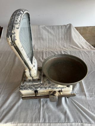 Báscula antigua de ultramarinos marca DINA.