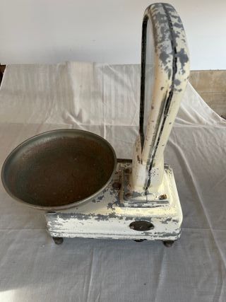 Báscula antigua de ultramarinos marca DINA.
