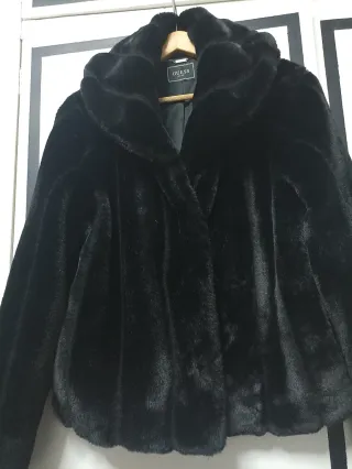Chaquetón pelo sintético Guess negro.