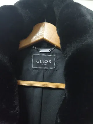 Chaquetón pelo sintético Guess negro.