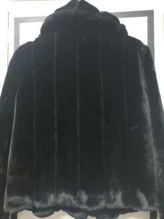 Chaquetón pelo sintético Guess negro.